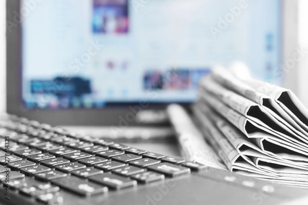 Fototapeta Gazety i laptop. Różne koncepcje wiadomości - sieciowe lub tradycyjne czasopisma tabloidowe. Źródła danych - elektroniczny ekran komputera lub papierowe strony czasopism, Internetu lub artykułów