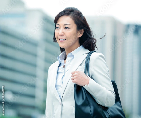 Fototapeta 歩くビジネスウーマン