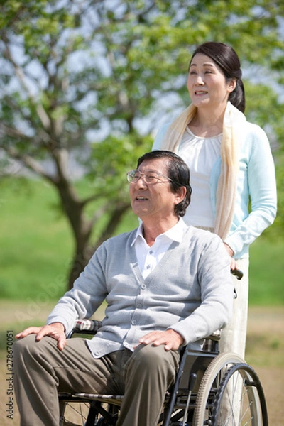 Obraz 車いすで散歩するシニア夫婦