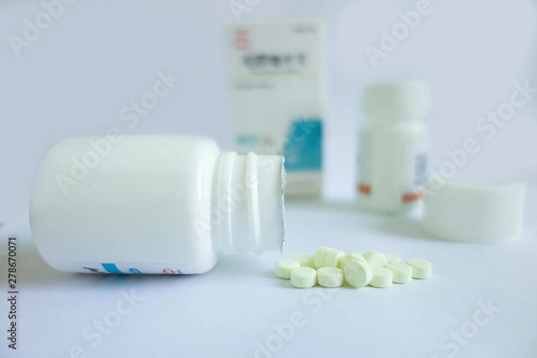 Fototapeta pills and bottle on white background