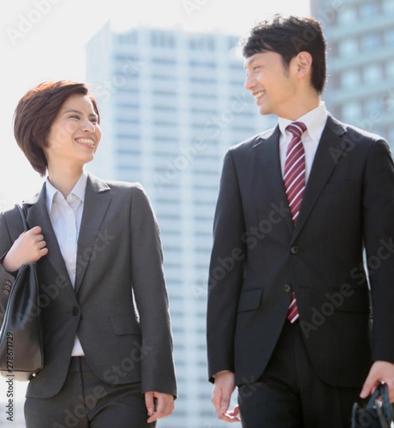 Fototapeta 歩くビジネスマンとビジネスウーマン