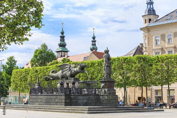 Fototapeta Fontanna Lindworm - symbol miasta Klagenfurt w Austrii