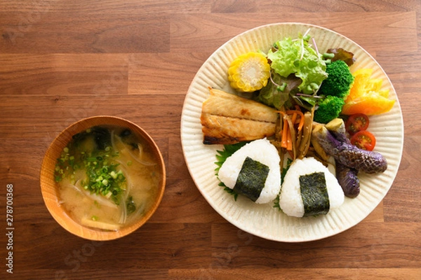 Obraz おにぎりの朝ごはんプレート