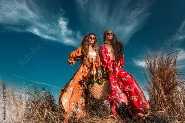 Obraz dwa piękne stylowe modele boho na zewnątrz