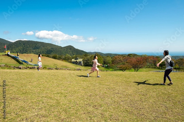 Fototapeta 公園で遊ぶ親子
