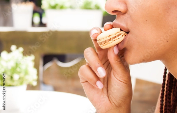 Obraz Girl eating macaron.