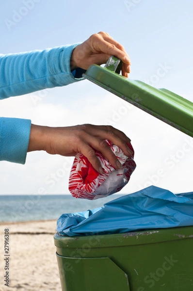 Obraz throwing away garbage at the beach