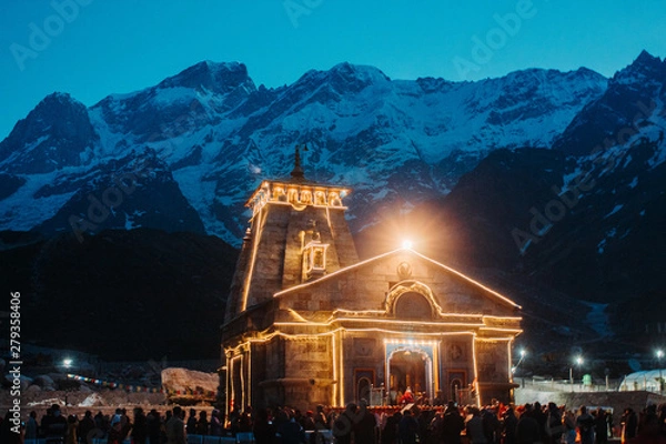 Fototapeta View of the Kedarnath temple lights at night with mountains in the background in Uttarakhand, India