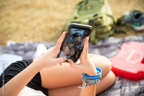 Fototapeta Using mobil technology