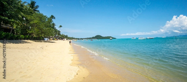 Fototapeta A beautiful day at the Bophut beach in Samui Island in south of Thailand , this amazing little village are full of little restaurants and white sand beaches with a crystal clear water. 