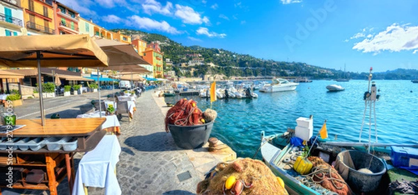 Obraz Scena uliczna z kawiarnią i łodzią rybacką w miejscowości wypoczynkowej Villefranche-sur-Mer. Lazurowe Wybrzeże, Francja