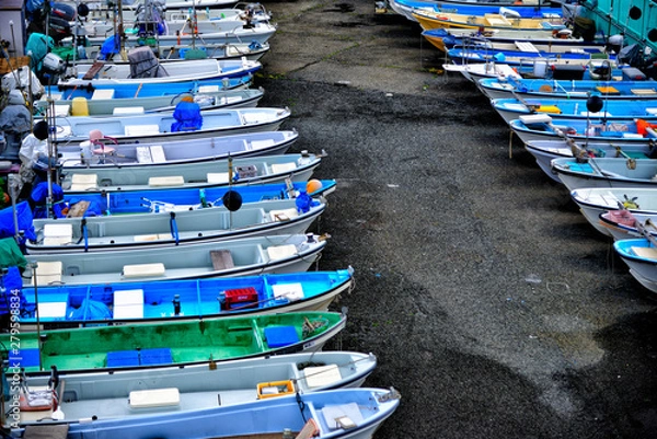 Obraz 横須賀海釣り公園そばに並べられた釣り船