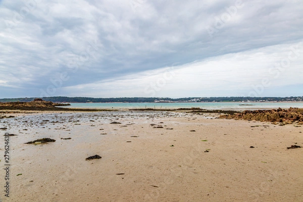 Fototapeta Looking out over St Aubins Bay on the island of Jersey, from the beach near Elizabeth Castle, at low tide