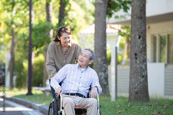 Obraz 車椅子で出かけるシニア