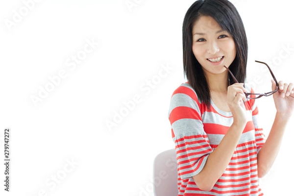 Obraz メガネをかけようとする笑顔の女性