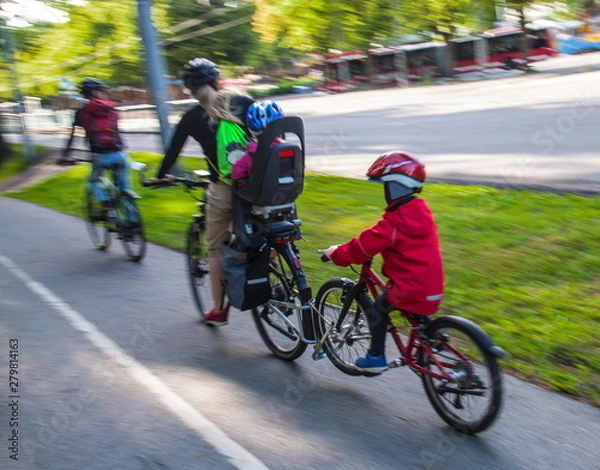 Fototapeta Family go biking