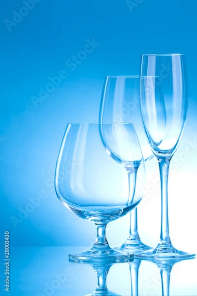 Obraz błyszczące, czyste szkło na niebieskim tle