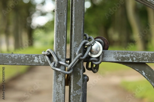 Obraz A metal gate chained closed 