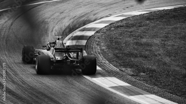 Obraz Samochód wyścigowy F1 na drodze, wjeżdżający w zakręt