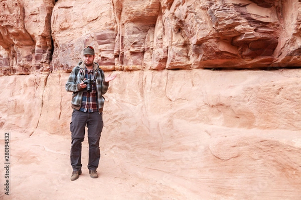 Fototapeta Lost in red rocks