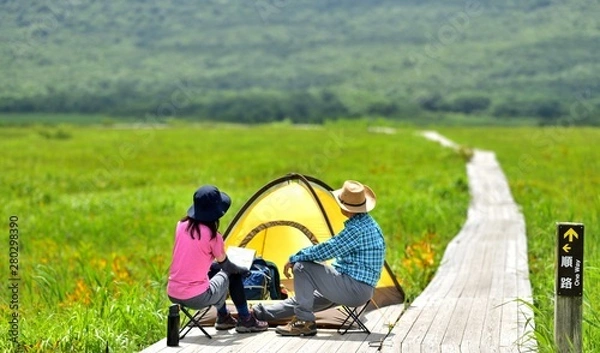 Fototapeta 夏の高原・キャンプのカップル