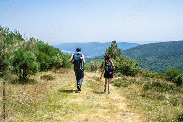 Obraz youngman and woman down their way on the mountain