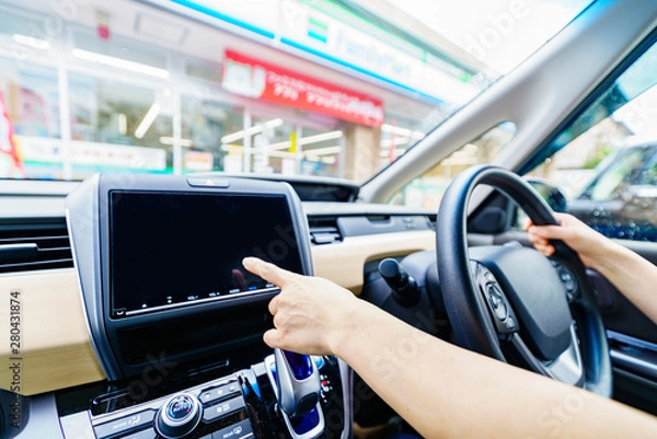 Fototapeta [安全運転イメージ] 停車中にカーナビを操作する女性ドライバー（ボディーパーツ）