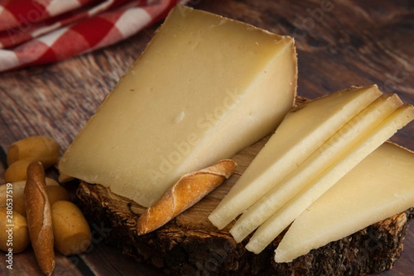 Obraz  typical Spanish cheese and peaks of bread