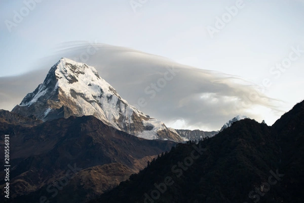 Fototapeta Annapurna Sur, detalle de pico al atardecer. belleza y naturaleza. Paisajes increíbles. Blanco y negro