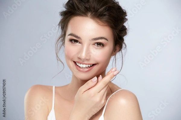 Fototapeta model z doskonałym uśmiechem i piękną twarzą na szarym tle