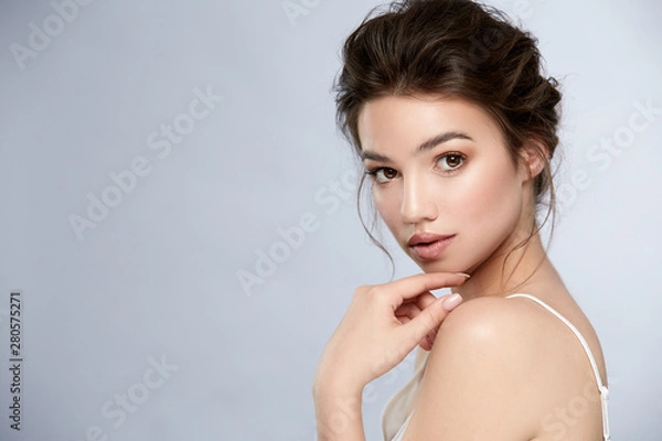 Fototapeta strzał z boku ślicznej brunetki z lekkim makijażem i dużymi ustami, patrząc do kamery