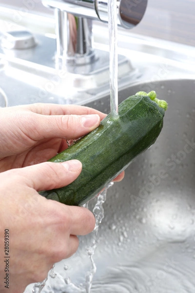 Obraz Washing a Courgette