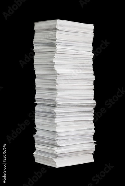 Obraz stos papieru na czarnym tle
