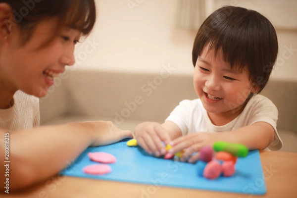Fototapeta 粘土で遊ぶ親子