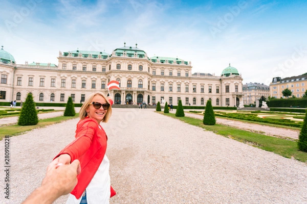 Fototapeta Female traveler on the background of Belvedere Palace complex of the 18th century in Vienna, Austria.