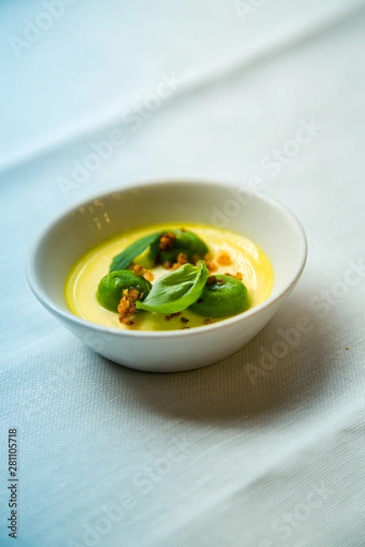 Obraz Salsa gialla con basilico 