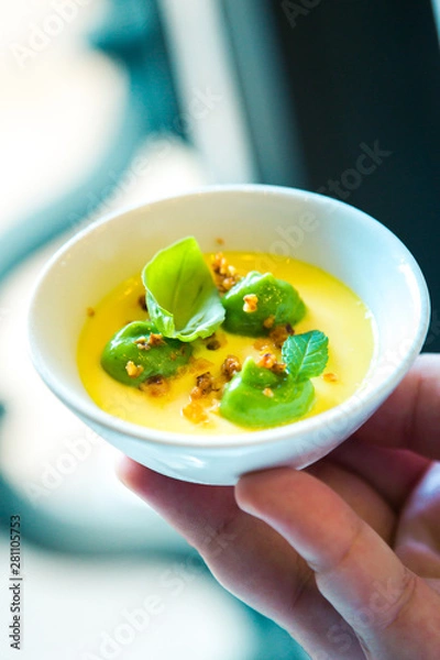 Obraz Salsa gialla con basilico 