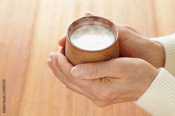 Fototapeta 手に持った甘酒