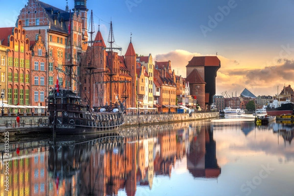 Fototapeta Gdańsk z pięknym starym miastem nad Motławą o wschodzie słońca, Polska.