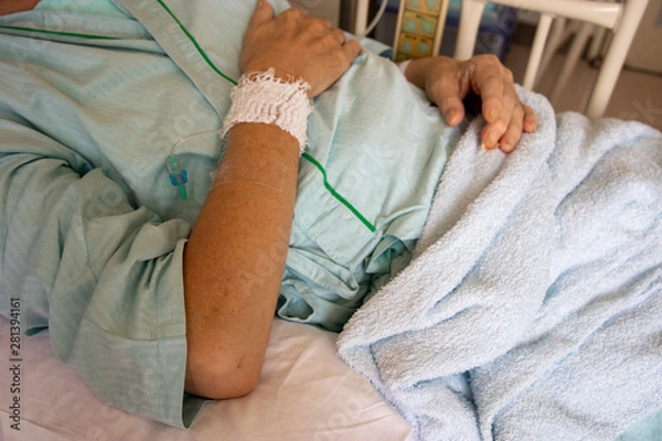 Fototapeta 病院のベッドで点滴を受ける男性