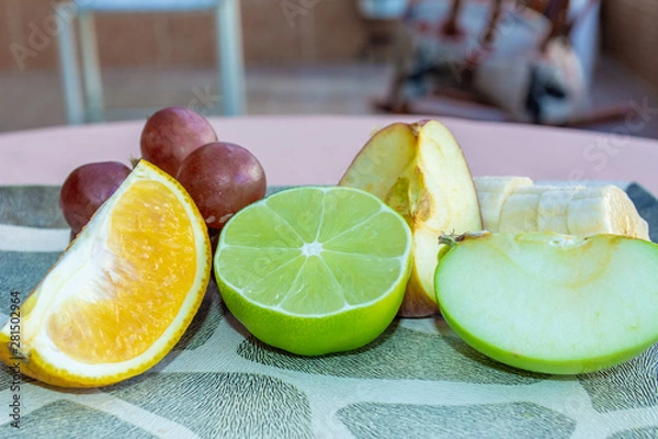 Fototapeta apple, banana, circle, citrus, cut, food, fresh, fruit, grape, green, group, half, isolate, isolated, juice, lemon, lime, mix, object, orange, organic, plate, raw, ripe, round, section, slice, vegetar