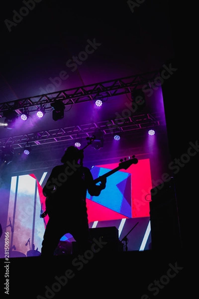Obraz Baixista, silhueta e luzes do palco