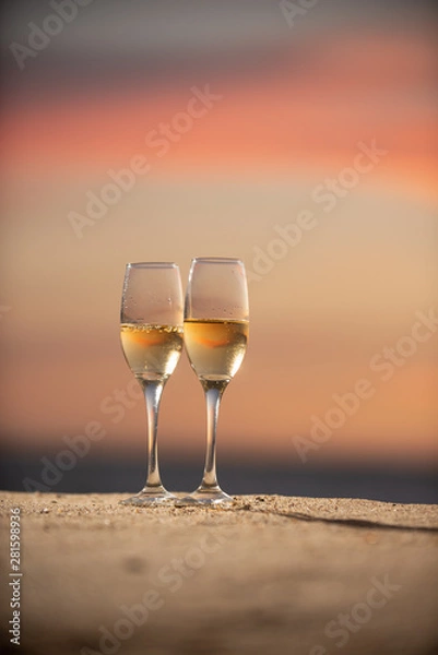 Fototapeta 夕焼けとワイングラス