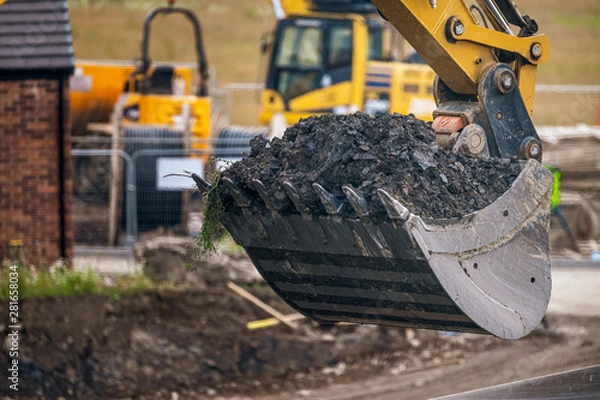 Obraz Koparka i wywrotka przenoszą ziemię, aby zrobić miejsce pod fundamenty nowej szkoły Waverley w Sheffield, South Yorkshire w Wielkiej Brytanii