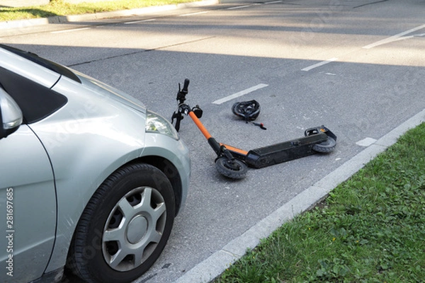 Fototapeta E-Scooter frontal Unfall mit einem PKW