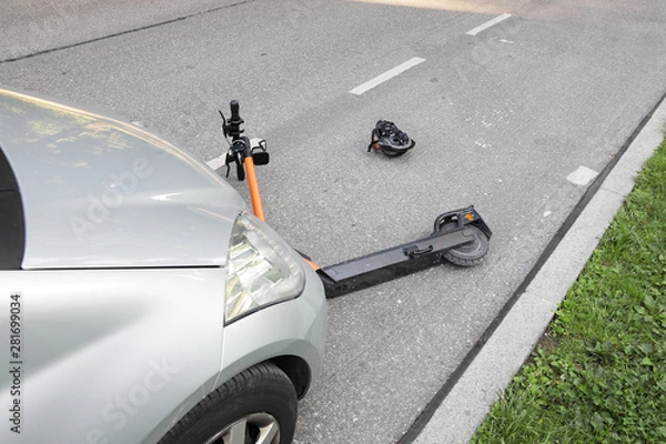 Obraz E-Scooter Verkehrsunfall frontal mit einem Auto