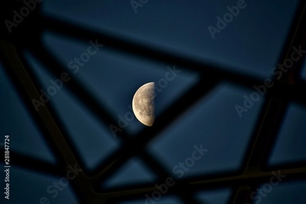 Obraz 인간의 구조물 밖의 달