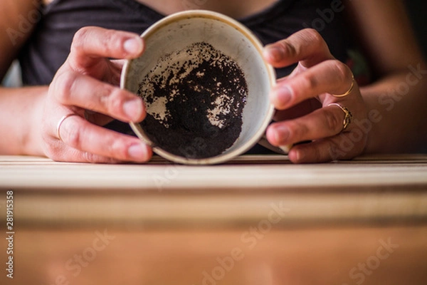 Obraz  Fortune telling at the bottom of the cup, look into the future