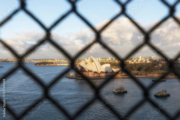 Obraz SYDNEY, AUSTRALIA - 01 czerwca 2018: Widok na słynną operę w Sydney z mostu Harbour. Jest to jeden z najbardziej znanych i charakterystycznych budynków XX wieku.
