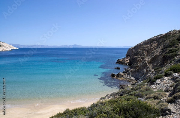 Fototapeta Beautiful Greek island. Beach landscape with view over clear blue waters to the horizon. The charming small island of Donoussa.